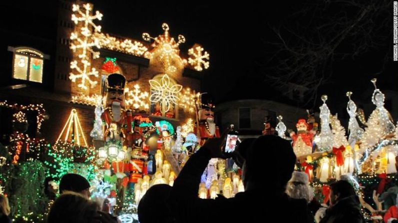 El vecindario Dyker Heights en Brooklyn, Nueva York, es conocido por su exhibición anual de grandes decoraciones navideñas.