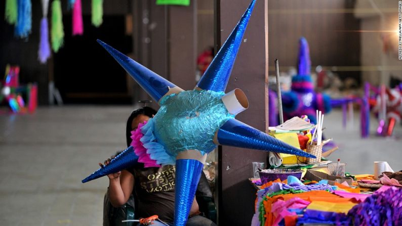 San Miguel de Allende, México — Piñatas, posadas y ponche resumen las festividades en la colorida ciudad mexicana de San Miguel de Allende, donde la Navidad es un evento solemne y festivo.