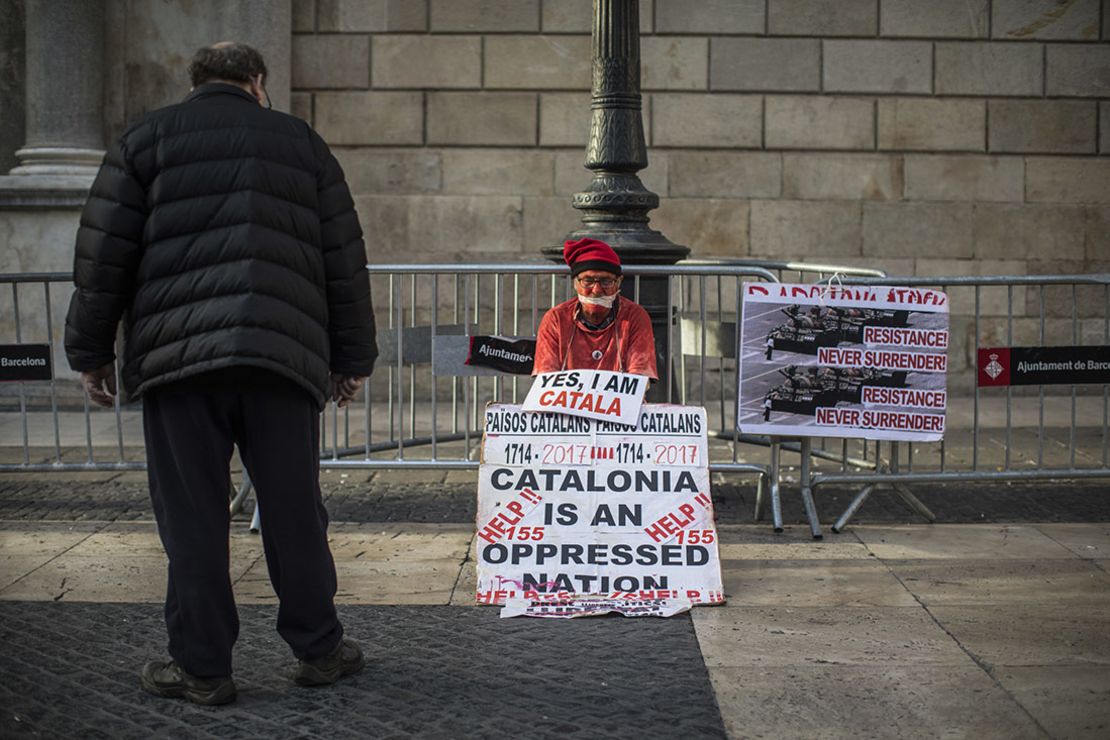 Un hombre protesta contra el Gobierno de Madrid que impuso un gobierno directo sobre Cataluña, frente a la sede del Gobierno en el centro de Barcelona.