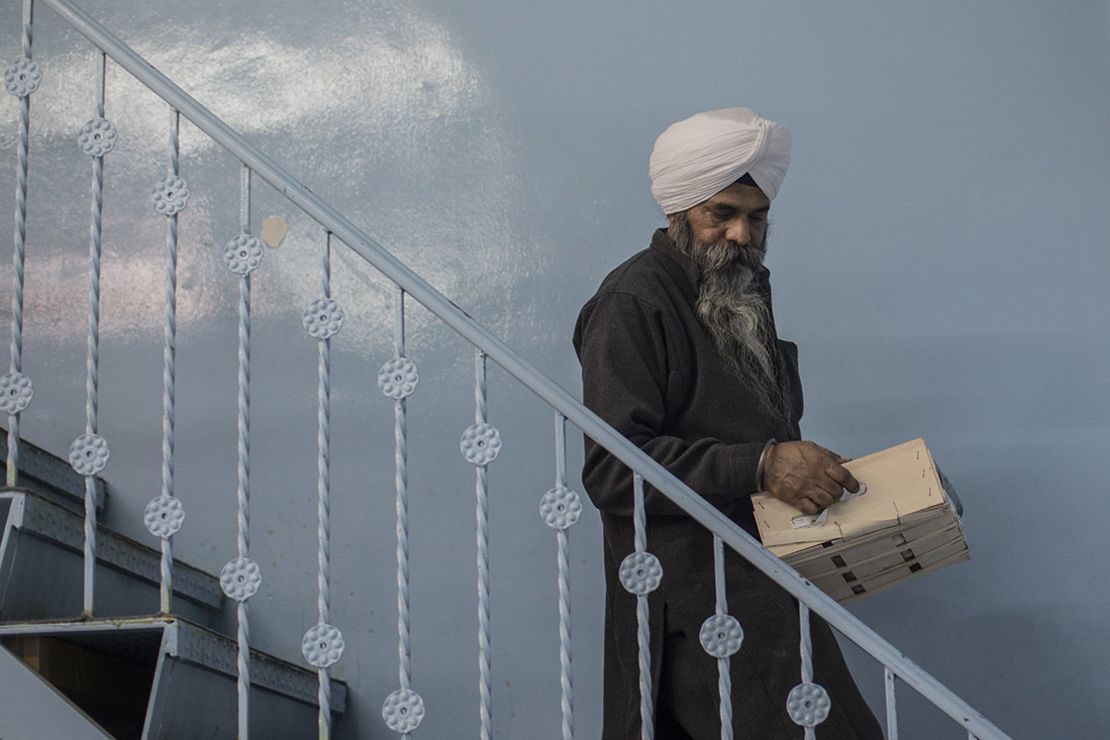 Un hombre en el templo Sikh Gurudwara Gurdarshan Sahib Ji en El Raval, Barcelona.