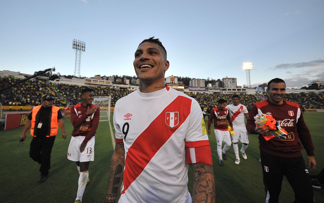 Paolo Guerrero podrá jugar el Mundial de Rusia 2018 con Perú. La FIFA le redujo la suspensión a seis meses. En la foto, Paolo Guerrero sonríe tras el partido ante Ecuador.