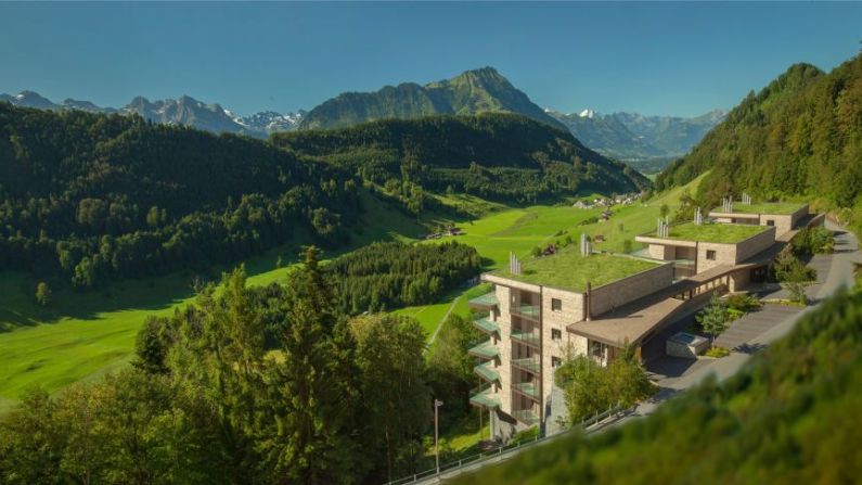 6. Hotel Burgenstock, Lucerna: situado a 850 metros sobre el lago de Lucerna, el tan esperado complejo de Burgenstock fue lanzado en agosto, luego de nueve años de iniciado el proyecto. Si bien hay cuatro hoteles ubicados aquí, LTI ha nombrado al Hotel Burgenstock como su "favorito".La propiedad tiene 102 habitaciones y suites con espectaculares chimeneas, así como un spa alpino, un bar en el vestíbulo, una bodega y un salón para fumadores.Bürgenstock Hotel, CH-6363 Obbürgen; +41 41 612 60 00