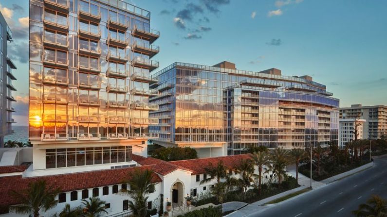 10. Four Seasons Surf Club, Miami: el nuevo Four Seasons Hotel en The Surf Club es una nueva representación del auge del histórico club social de Miami en la década de 1930, cuando fue el hábitat ideal para gente como Elizabeth Taylor y Winston Churchill.Diseñado por Richard Meier, la propiedad de 3,7 hectáreas consta de 77 habitaciones, 30 residencias hoteleras y 121 apartamentos residenciales privados, así como un club privado. "La nueva propiedad estilo resort es la favorita de Miami y este es el clásico Four Seasons", dice Crompton.Four Seasons Surf Club, 9101 Collins Ave, Surfside, FL 33154, EE. UU .; +1 305 381 3333