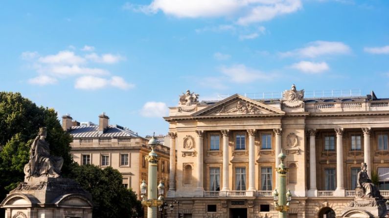 4. Hôtel de Crillon, París: el Hôtel de Crillon fue reabierto en julio de 2017 después de una renovación de cuatro años que costó 200 millones de dólares. El hotel de referencia parisino, que data del siglo XVIII, ahora cuenta con 124 habitaciones y suites destacadas, un patio subterráneo así como notables soñados por el idolatrado arquitecto paisajista Louis Benech.Fue reconocido por sus dos 'grand apartments' diseñados por Karl Lagerfeld que se conocen colectivamente como "Les Grands Appartements". Hôtel de Crillon, 10 Place de la Concorde, 75008 París, Francia; +33 1 44 71 15 00