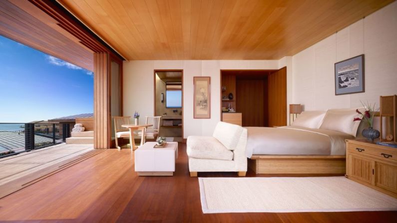 7. Nobu Ryokan, Malibu: situado a lo largo de Carbon Beach en Malibu, este es el primer hotel de la marca Nobu Ryokan, propiedad del multimillonario Larry Ellison, el chef Nobu Matsuhisa, el actor Robert De Niro y el productor de cine Meir Teper. Lo que alguna vez fue un motel de playa vintage de 1950, ahora consta de 16 habitaciones, 11 de las cuales incluyen vistas al mar y terrazas. "Nos encanta el estilo minimalista, las bañeras de teca y la ubicación junto a la playa", dice Crompton.Nobu Ryoken, 22752 Pacific Coast Highway, Malibu CA 90265; +1 310 317 3080