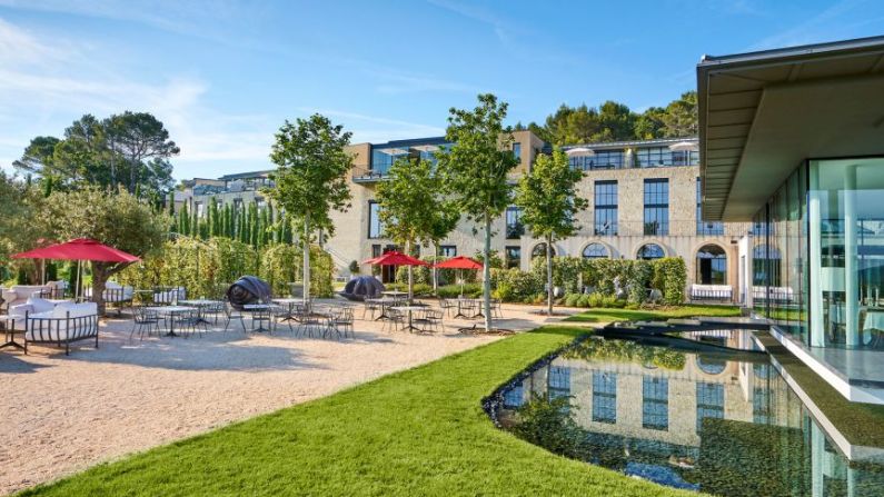 3. Villa La Coste, Provenza: Villa La Coste es un hotel de lujo en la bodega orgánica Château La Coste, en Provenza. Cuenta con 28 suites que incluyen una terraza privada y vistas a las montañas de Luberon. "Esta propiedad única tiene la sensación distintiva de una casa privada", explica Crompton.Uno de los aspectos más notables de este lugar, desarrollado por el hotelero irlandés Paddy McKillen, es la obra de arte expuesta.Sus paredes están decoradas con pinturas de Sean Scully y Damien Hirst, así como con raras fotografías de Picasso realizadas por David Douglas Duncan. Villa La Coste, 2750 Ruta de la Cride, Le Puy-Sainte-Réparade, Provenza, Francia; +33 4 42 50 50 00