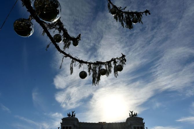 Codacons, un grupo de defensa de los derechos del consumidor, dijo que ‘Spelacchio’ representa un “espectáculo vergonzoso” y le pidió al gobierno local que retire el árbol de la icónica Piazza Venecia. Además, la organización presentó una demanda ante el Tribunal de Cuentas de Lazio por los gastos en que se incurrió con la compra del árbol.