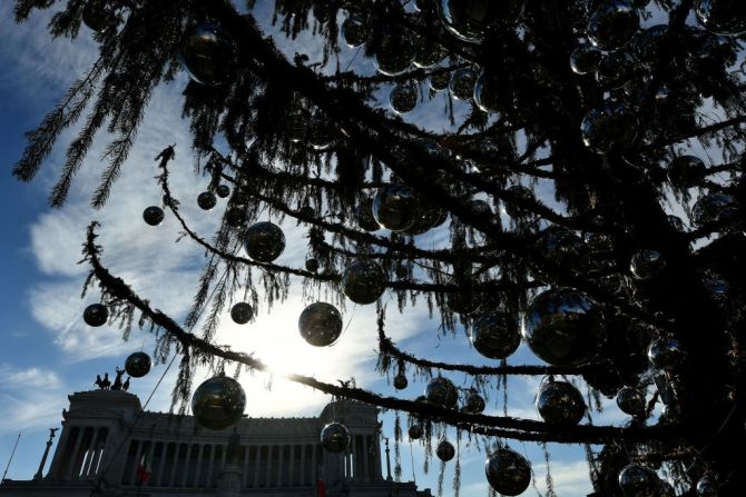 El árbol fue bautizado como ‘Spelacchio’, que podría traducirse como “despellejado” o “pelado” y ha causado burlas en redes sociales.