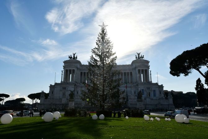 Un árbol de Navidad sin mucha frondosidad ubicado en la Piazza Venezia causó controversia en Roma.