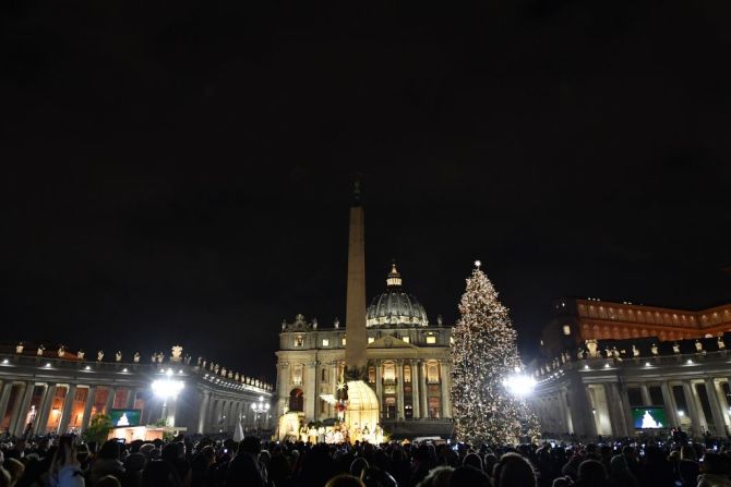 'Spelacchio' ha sido comparado con el frondoso árbol de la Plaza de San Pedro en el Vaticano, un regalo de Polonia que se levanta a 25 metros de altura y alumbra solemne junto a un pesebre de 80 metros cuadrados.