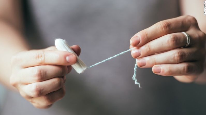 Cerca del 70% de todas las mujeres estadounidenses usan tampones, que son típicamente hechos de algodón, seda artificial y otras fibras, y se insertan en la vagina. Muchos pueden durar hasta ocho horas.