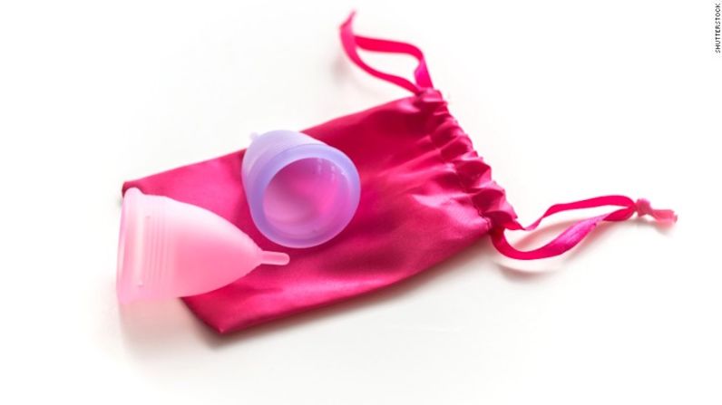 Las copas menstruales reutilizabas están hechas de silicona. Se insertan en la vagina y pueden durar hasta 12 horas antes de que deban ser desocupadas, lavadas y reinsertadas.