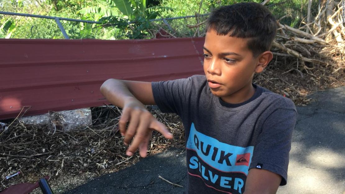 Ian Nieves, de 12 años, fuera de la escuela donde su familia vive desde que ocurrió la tormenta.