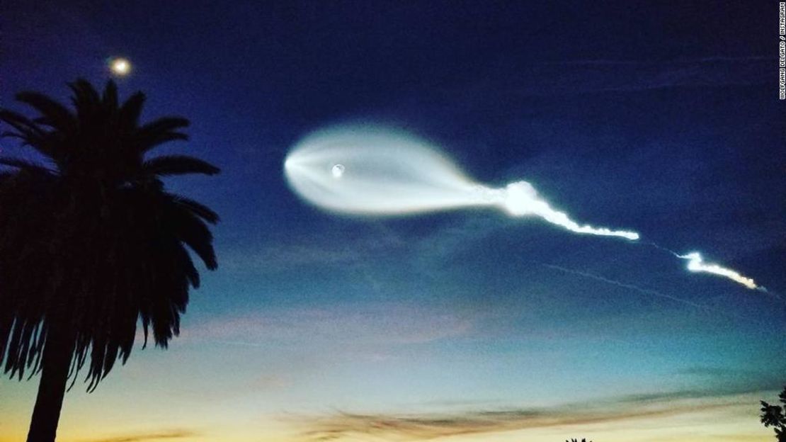 Un extraño fenómeno fue visto en el cielo la noche del viernes en California.