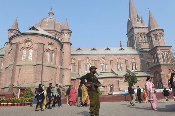 Pakistán: la policía hace guardia en una iglesia durante la misa del Día de Navidad en Lahore.