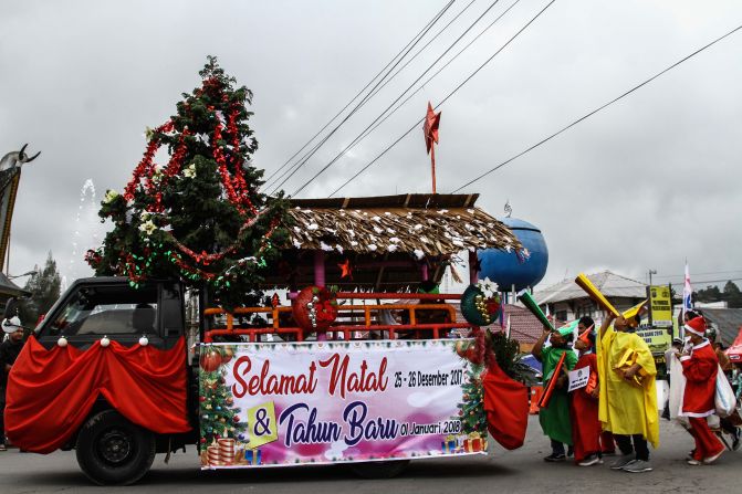 Indonesia: los cristianos de Indonesia participan en un desfile durante las celebraciones de Navidad en Karo, Sumatra Septentrional.