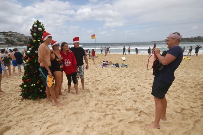 Australia: bañistas se toman fotos junto a un árbol de Navidado en Bondi Beach, Sydney.