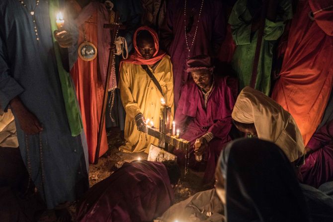 Kenia: creyentes de la Misión de la Iglesia Legio María de África sostienen velas durante su misa de Navidad, en la parte occidental del país.