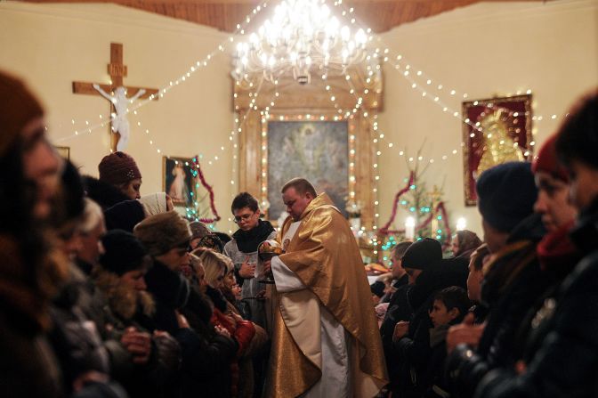 Bielorrusia: creyentes católicos rezan durante una misa de Navidad en una iglesia de Krevo, a alrededor de 100 kilómetros al noroeste de Minsk.