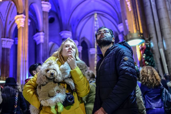 Turquía: asistentes a la Misa de Navidad en la iglesia de San Antuan, en el distrito Beyoglu de Estambul.