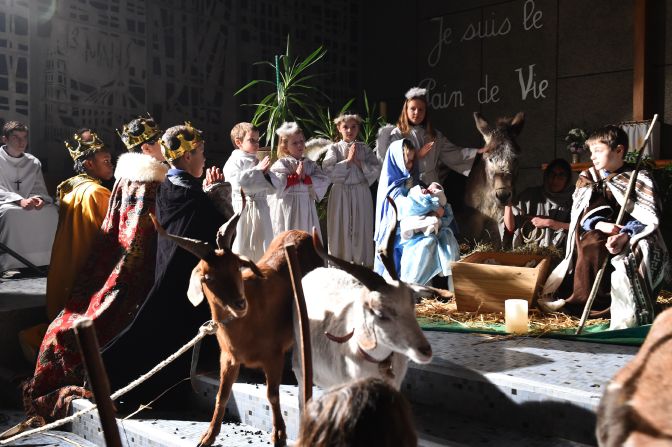 Francia: niños representan el nacimiento de Jesús en la iglesia de Saint-Liboire en Le Mans, al oeste de Francia.