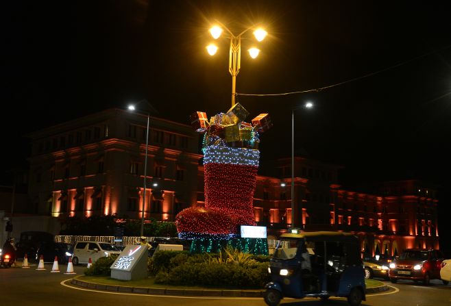 Sri Lanka: autos transitan alrededor de las decoraciones de Navidad, ubicadas en la carretera de Colombo, capital del país.