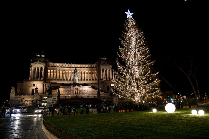 Italia: Esta vista panorámica muestra el árbol de Navidad conocido como 'Spelacchio', en la Piazza Venezia de Roma.