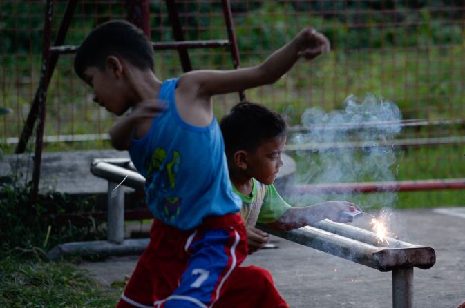 Filipinas: dos niños juegan con petardos durante Nochebuena en Manila, la capital.