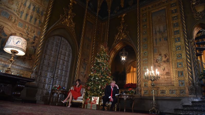 El presidente de Estados Unidos Donald Trump y la primera dama Melania Trump atienden llamadas telefónicas, desde el club privado Mar-a-Lago, en la Florida.