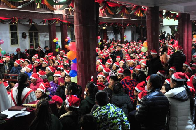 China: esta foto muestra a cristianos chinos asistiendo a una misa de Nochebuena en una iglesia en Fuyang, en la provincia oriental china de Anhui.