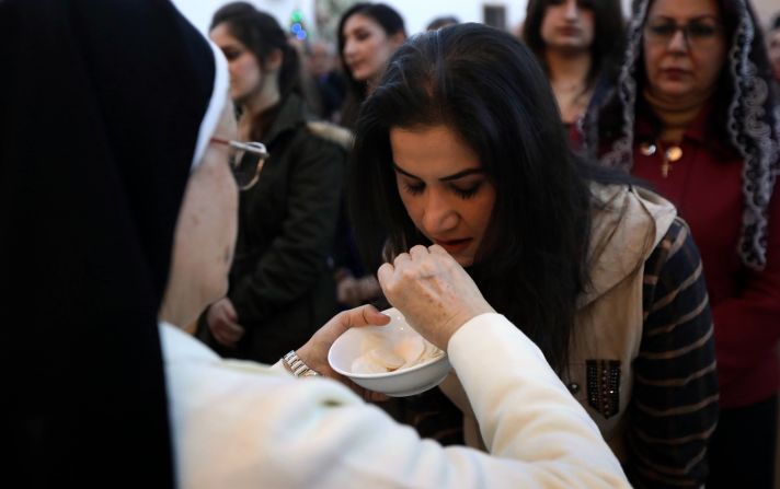 Iraq: los cristianos iraquíes asisten a un servicio de Nochebuena en la iglesia de Mart Shmoni, capital de la región autónoma kurda del norte de Iraq.