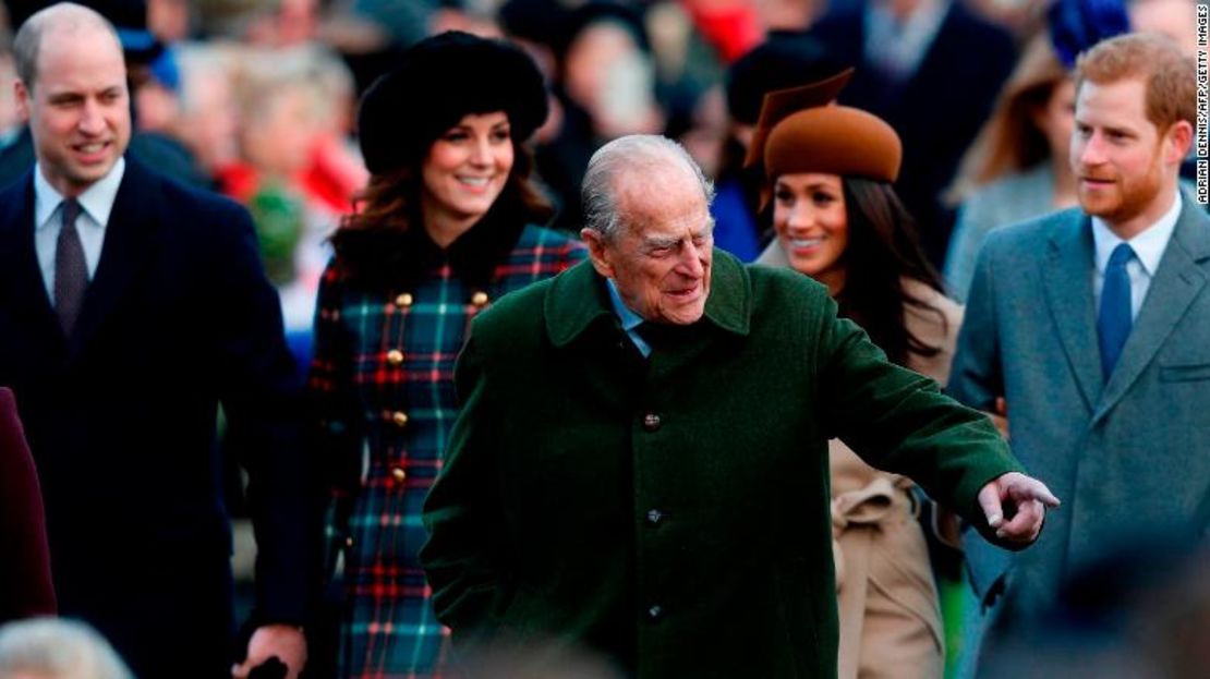 El príncipe Felipe, duque de Edimburgo, saluda a la multitud.