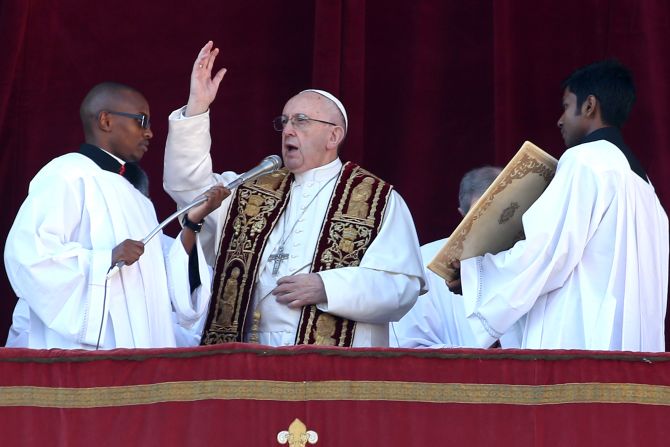 Vaticano: el papa Francisco entrega su bendición de Navidad Urbi Et Orbi desde el balcón central de la Basílica de San Pedro.