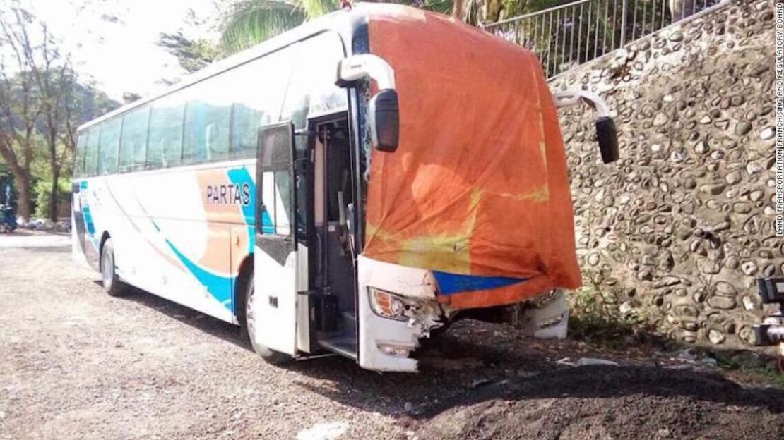 Una persona que viajaba en el bus quedó con heridas leves.