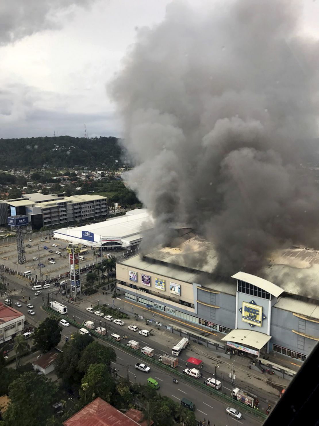 En esta imagen del asistente especial del presidente de la compañía, Christopher Bong Go, se ve la magnitud del incendio en un centro comercial de Davao. AP Photo/Christopher Bong Go, Special Assistant to the President)