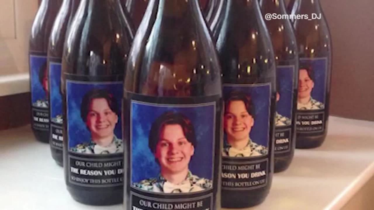 Una pareja de Ohio encontró una manera muy curiosa de agradecerle al maestro: botellas de vino con la cara de su hijo.