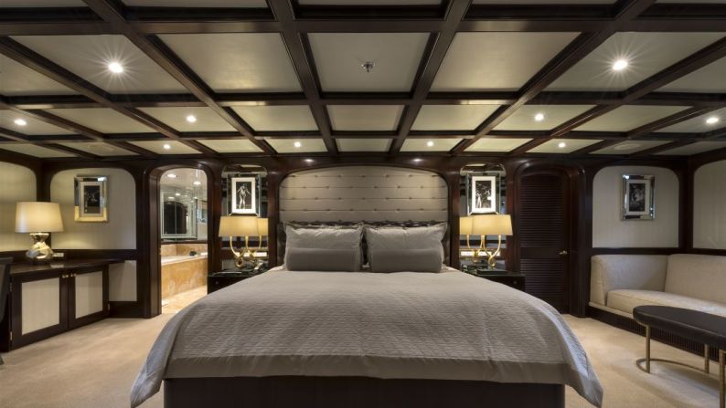 La Master Suite de la cubierta inferior tiene paneles de cuero, detalles de caoba y bronce, sin mencionar el closet obligatorio.