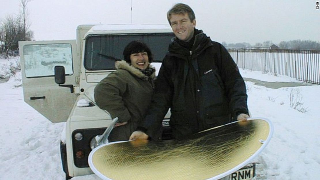 Christiane Amanpour y Nic Robertson con el vehículo.