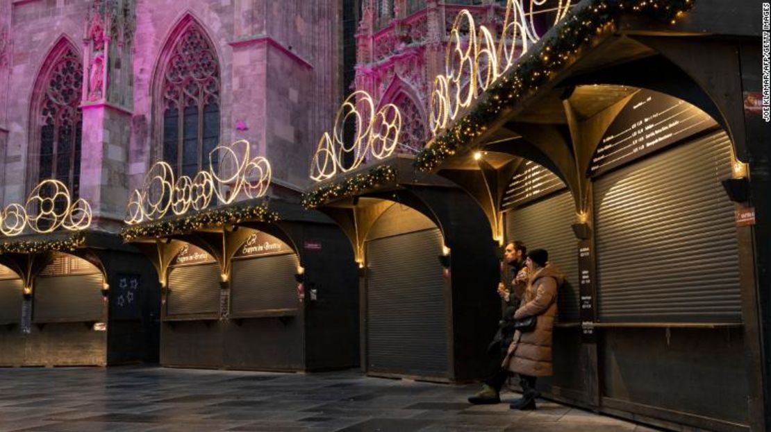 El mercado navideño cerca de la catedral en Viena, generalmente lleno de gente, cerró el lunes pasado.