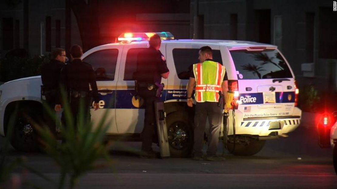 Agentes policiales frente al complejo Highland Apartments, en Phoenix, Arizona, donde una mujer y sus dos hijos fueron asesinados a tiros por el padre de estos.