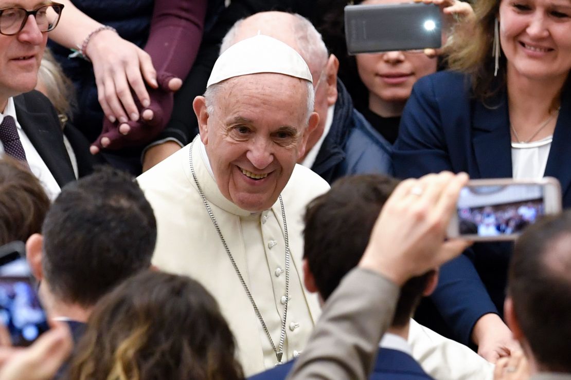 El papa Francisco visitará Chile y Perú del 15 al 21 de enero de 2018.  La imagen es de un encuentro con feligreses en el Vaticano.