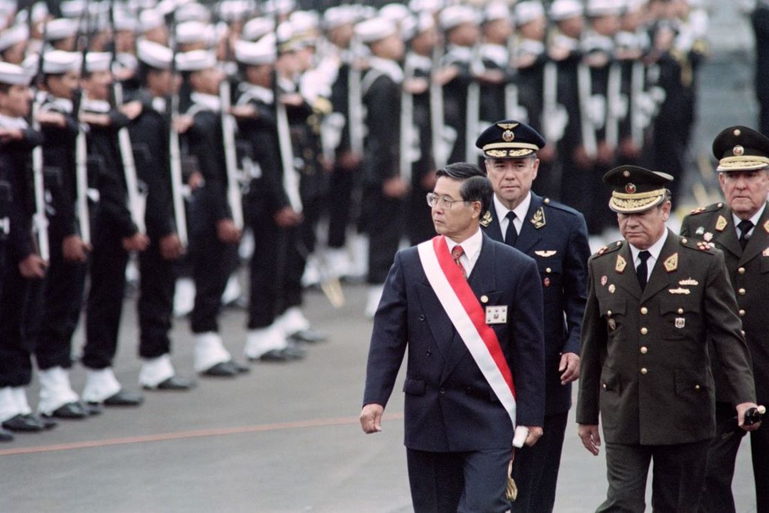 Imagen de archivo. El presidente Alberto Fujimori durante una guardia de honor en la Plaza de Armas en Lima, el 28 de julio de 1995, junto al ministro de Defensa, Víctor Malva (segundo a la derecha) y el presidente de Comando Conjunto Nicolás de Barí.