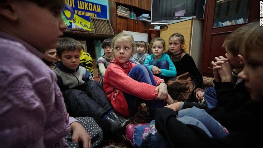 Estudiantes de primer grado, incluyendo a Shasha, una niña de 6 años (en el centro), participan en un simulacro escolar para responder a un bombardeo en el este de Ucrania, el 13 de febrero de 2017.