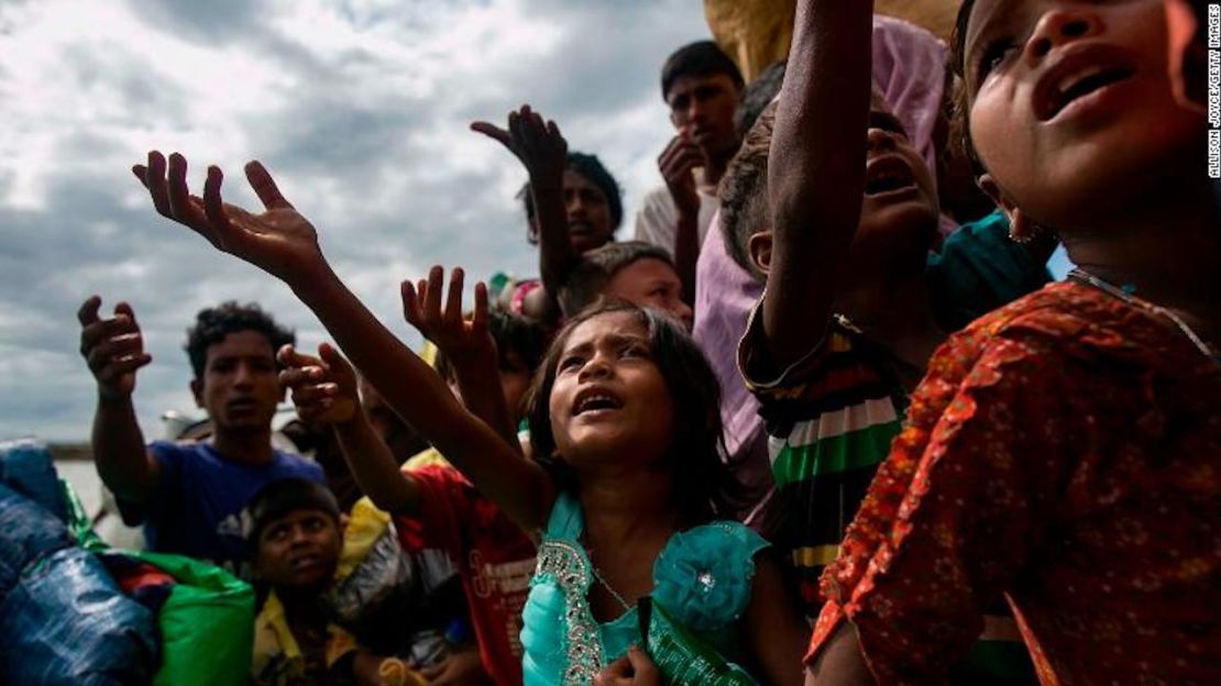 Niños rohinyás ruegan por comida después de llegar en un bote de Myanmar a Shah Porir Dip, Bangladesh, el 14 de septiembre.