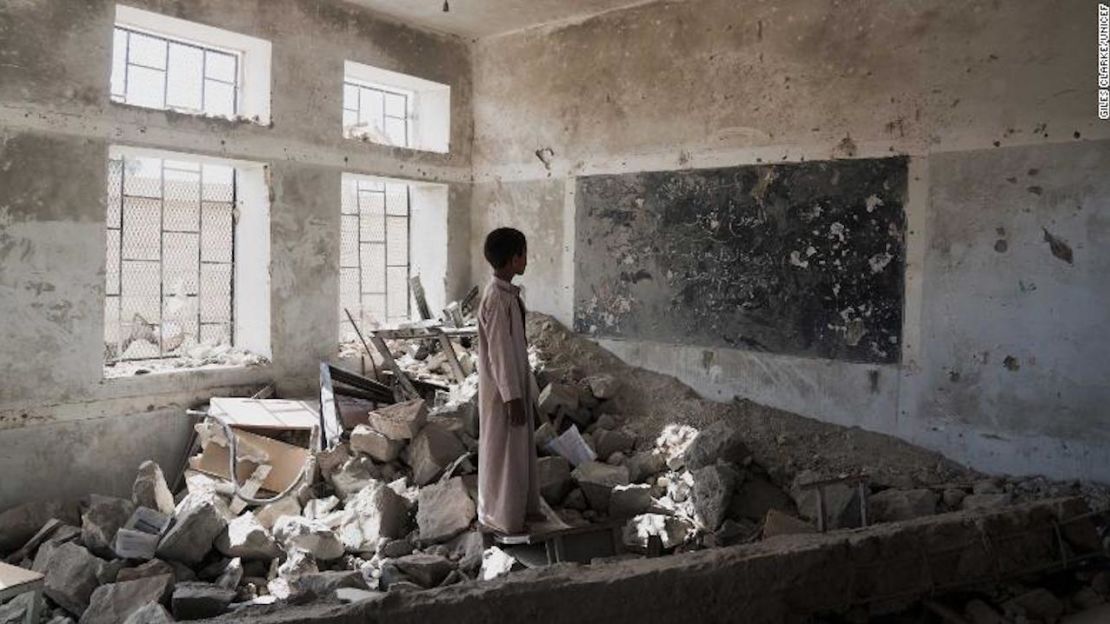 Un estudiante en medio de las ruinas de un salón de clases en una escuela bombardeada en Saada, Yemen, el 24 de abril de 2017.