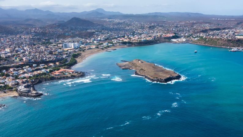 Las islas de Cabo Verde: situadas en la costa oeste de África, son conocidas por su música, cultura y hermosas playas. También tienen muchos lugares históricos para visitar.