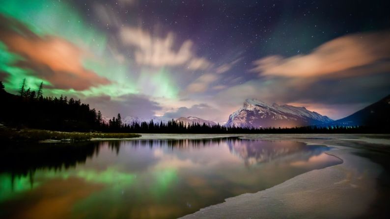 Banff, Canadá: queda en Alberta en las rocosas de Canadá, y es el parque nacional natural más antiguo del país. Se pueden practicar deportes de invierno y disfrutar las luces del norte.