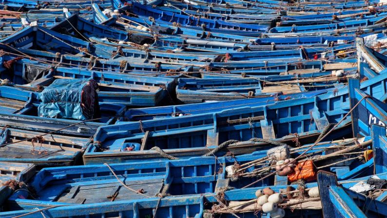 Esauira, Marruecos: el viejo puerto de Esauira, sobre la costa Atlántica, es conocida por su vibra relajada y por los vientos que lo hacen un destino genial para surfear.