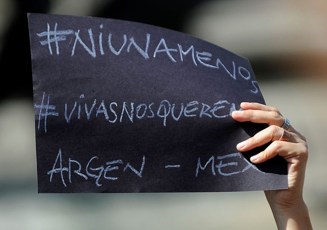 Imagen de archivo. Una mujer sostiene un cartel de 'Ni una menos' y 'Vivas nos queremos' en una marcha contra los feminicidios en Ciudad de México en octubre de 2016.