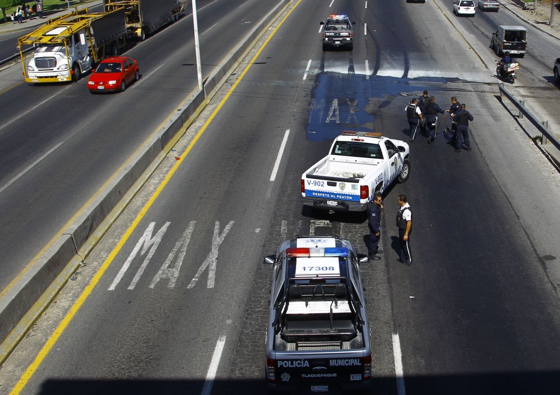 Policías resguardan las calles de Guadalajara, Jalisco, luego de un atentado.